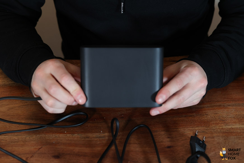 Die Ladestation des Dreame L10s Pro ist von hinten zu sehen.